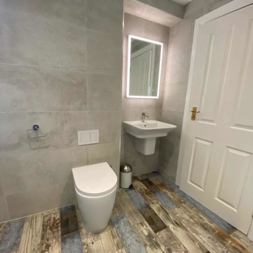 Built in bath with wood plank feature tiles